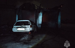 В Забайкалье сгорел огромный гараж с четырьмя авто