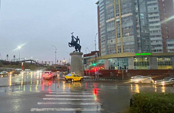 Момент наезда на девушку в центре Улан-Удэ попал на видео