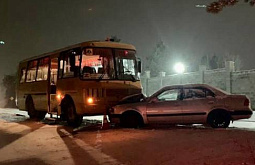 Под Иркутском Toyota врезалась в школьный автобус