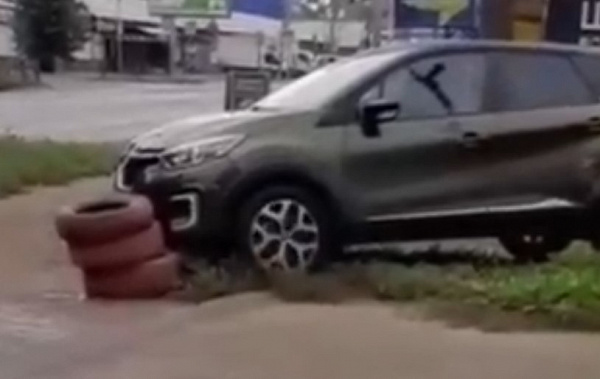 В Иркутске пьяный водитель пытался проехать сквозь препятствие