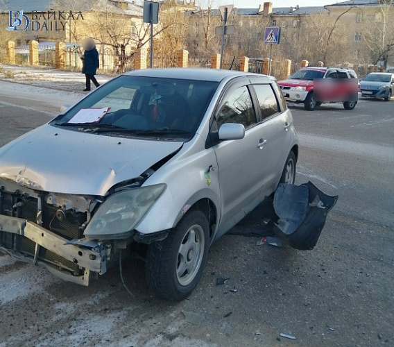 В Улан-Удэ автомобиль после ДТП едва не отбросило на пешеходов 