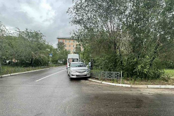 В Улан-Удэ мать спасла дочь, приняв удар машины на себя 