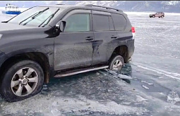 На Байкале два внедорожника провалились в трещины на льду