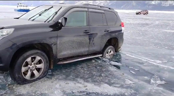 На Байкале два внедорожника провалились в трещины на льду