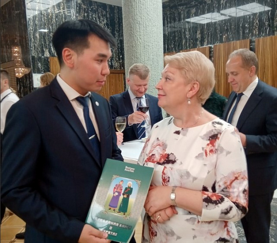 Лучший педагог-психолог из Бурятии подарил книгу министру просвещения России 