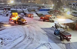 В Улан-Удэ всю ночь спецмашины подсыпали скользкие улицы