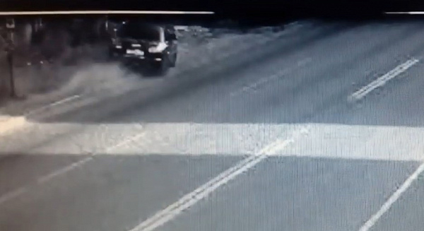 В Улан-Удэ «Ауди А8» с пассажирами врезалась в забор: видео 