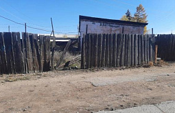 В Бурятии 16-летний мотоциклист снёс забор