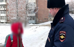В Иркутске девочка, катаясь на горке, попала под колёса машины