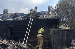 В центре Читы сгорели два деревянных дома 