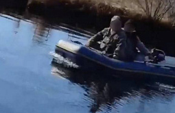 В Бурятии поймали охотников, плывущих на лодке с заряженным оружием