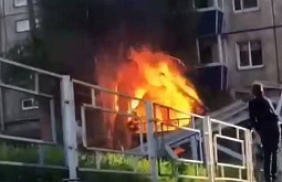 В Иркутске неизвестные сожгли домик на детской площадке 