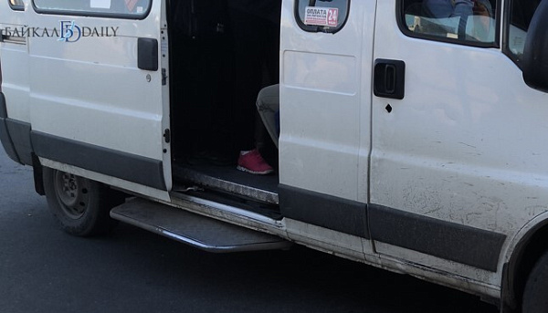 В Улан-Удэ маршрутчик отрицает, что выгонял детей