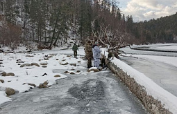 В Бурятии сотрудники нацпарка помогли упавшему в воду мужчине 