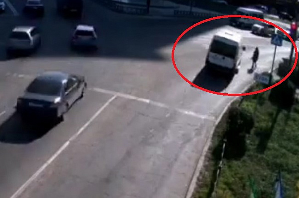 В Улан-Удэ маршрутка едва не сбила пешехода на «зебре»