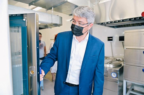 Глава Бурятии проверил новый пищеблок в улан-удэнской школе