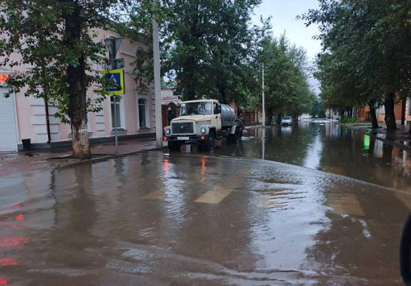 В Улан-Удэ с раннего утра откачивают лужи с улиц