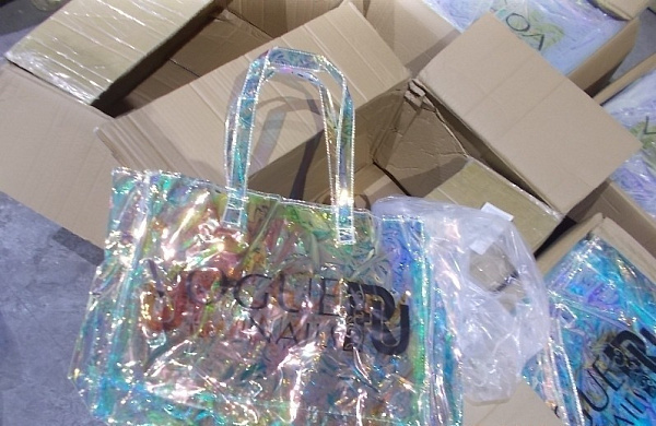 В Забайкалье не впустили шесть тысяч сумок «VOGUE» 
