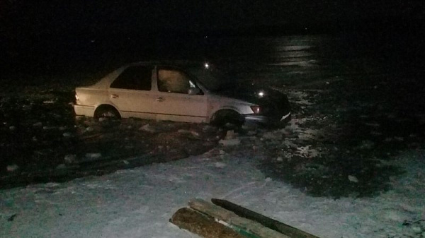 В Бурятии машина выехала на тонкий лёд и едва не провалилась 