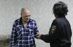 82-летнему гражданину Молдовы вручили в Бурятии разрешение на проживание 