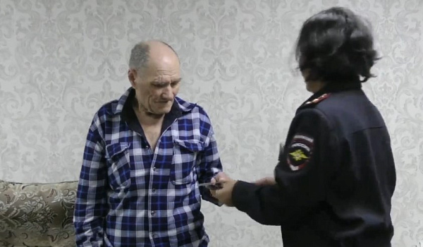 82-летнему гражданину Молдовы вручили в Бурятии разрешение на проживание 