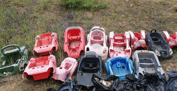 В Бурятии при уборке мусора нашли детский автопарк и кучу респираторов 