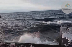 Дорогу в Листвянке залило из-за сильного ветра на Байкале 