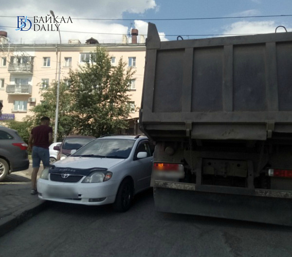 В Улан-Удэ ДТП заблокировало въезд во двор