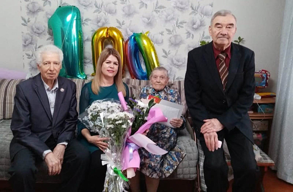 В Улан-Удэ столетие отпраздновала ветеран труда