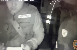 В Иркутске сотрудники ДПС помогли довезти до больницы травмированного малыша