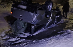 Грузовой поезд протаранил автомобиль на переезде в Иркутской области