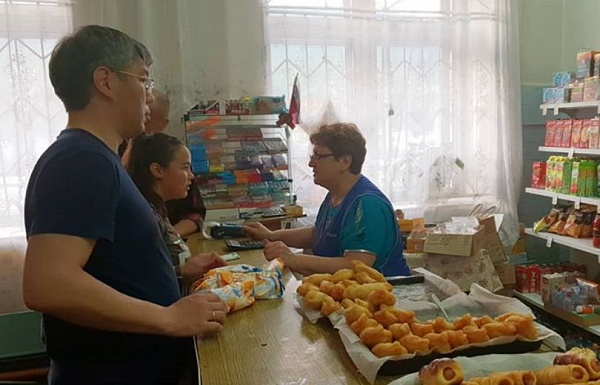 Жители Бурятии шутят под снимком Цыденова в сельском магазине 