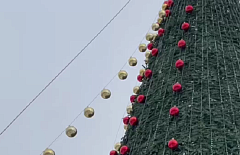 27-метровую ёлку в центре Улан-Удэ начали украшать шарами