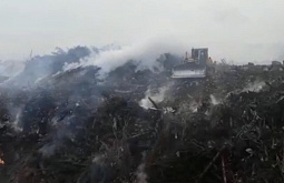 В Иркутской области третий день тушат пожар на свалке 
