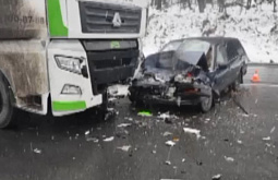 Toyota Camry врезалась в фуру на трассе «Байкал» в Иркутской области