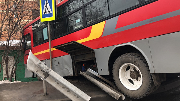 В Иркутске автобус слетел в кювет, разбив две машины