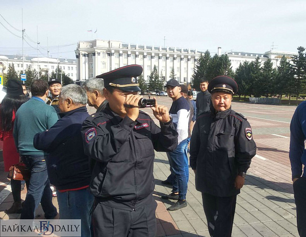 Участники акции протеста в Улан-Удэ провоцируют полицию: видео