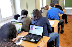 В Бурятии студенты помогают пожилым осваивать компьютер