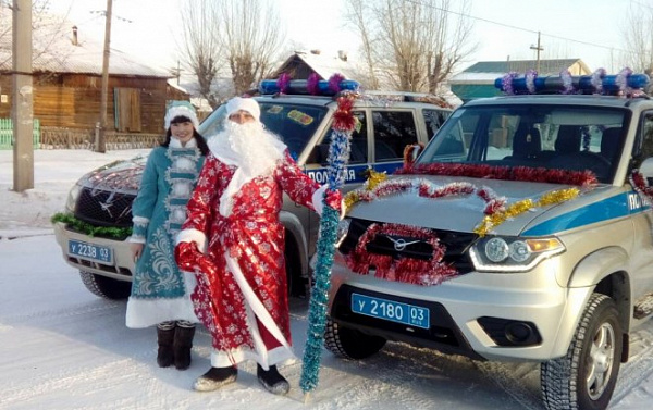 Полицейский Дед Мороз навещает детей в Бурятии