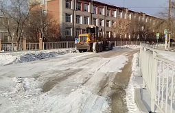 Столицу Бурятии продолжают расчищать от снега