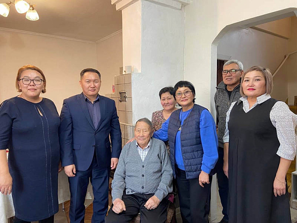В Улан-Удэ ветерана-киномеханика поздравили с 90-летием