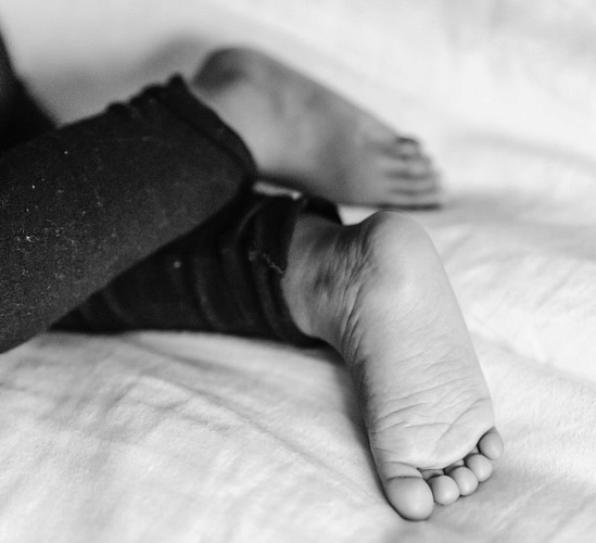 Улан-удэнка нашла спящего на коврике трёхлетнего мальчика без верхней одежды