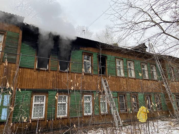 В Иркутске в горящем доме спасли запертых в квартире детей 