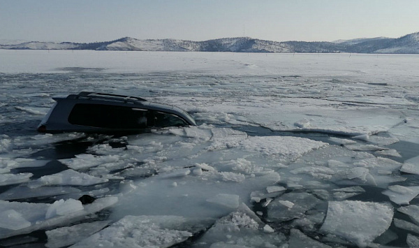 На Байкале под лёд провалился «Лексус» с четырьмя людьми 