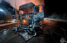 На трассе в Иркутской области сгорела фура 