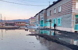 «Мы же не миллионеры»: В селе Бурятии жильцы дома жалуются на жуткую сырость