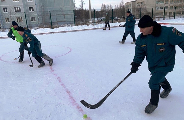 В Иркутской области сыграли в хоккей в валенках на снегу