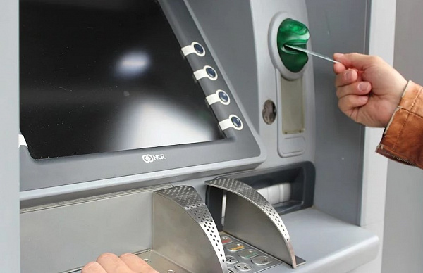 Улан-удэнка украла деньги из медлительного банкомата