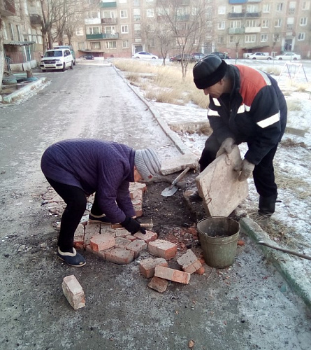 В Бурятии 72-летняя бабушка заделала яму на дороге 