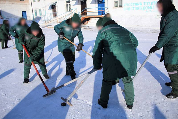 В Улан-Удэ осуждённые сыграли в хоккей швабрами 